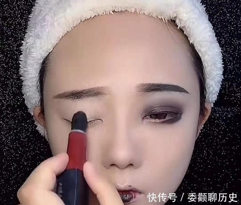 艺术生用“黑色口红”画全脸,开始:一看就会,成品:一学就废!