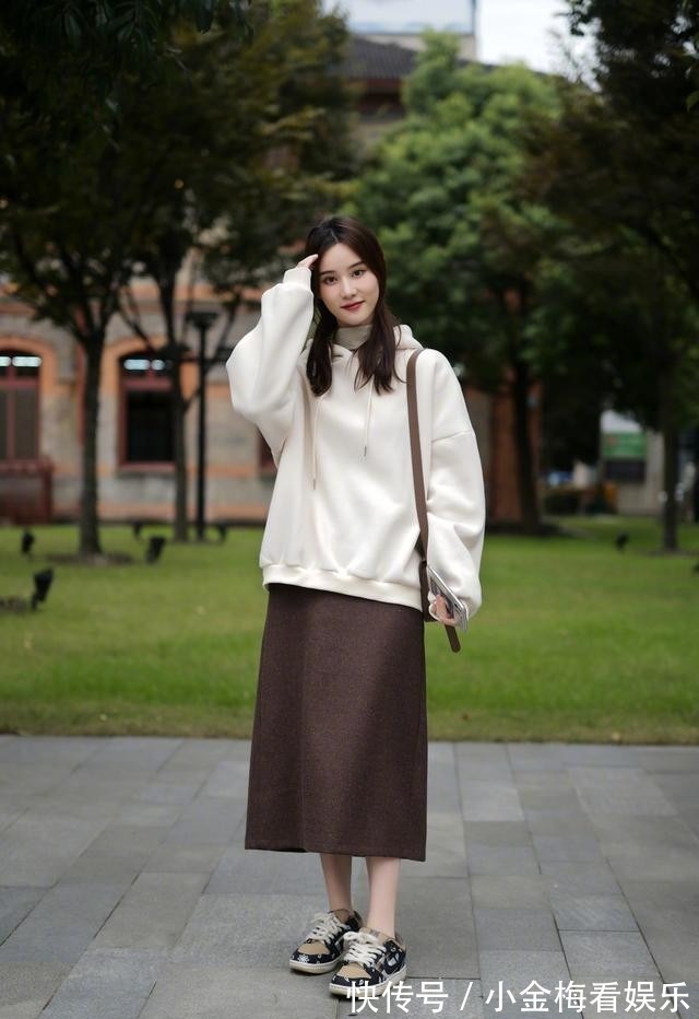 半身裙 入秋之后半身裙该怎么穿?三个搭配建议,穿出高级与气质?