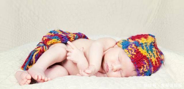 宝妈被照相馆坑了,满月孩子被送医抢救,医生不配做父母