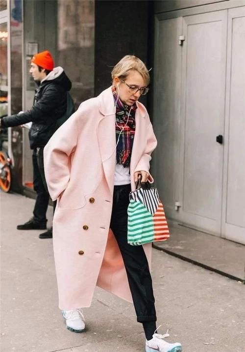 酷爱穿黑色大衣的女人！打破沉闷全靠它，时髦更显气质