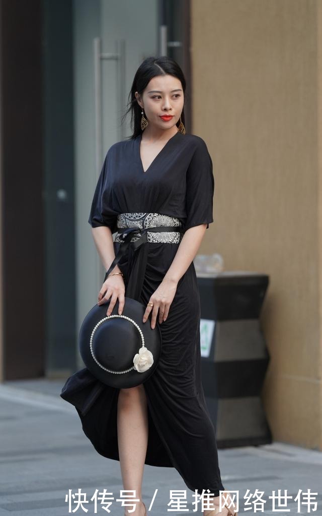 好身材|穿黑色连衣裙,搭配一条宽腰带,提升腰线轻松打造好身材