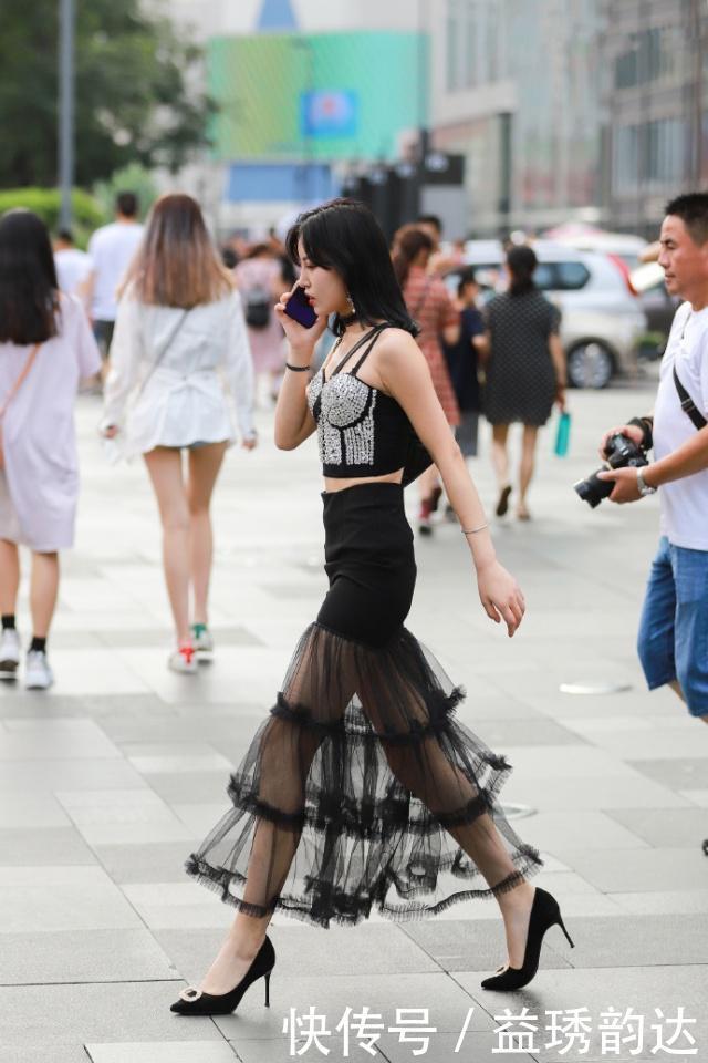 身材苗条|街拍:身材苗条的时尚美女,柔美的桔色上衣搭配牛仔裤,优雅大方