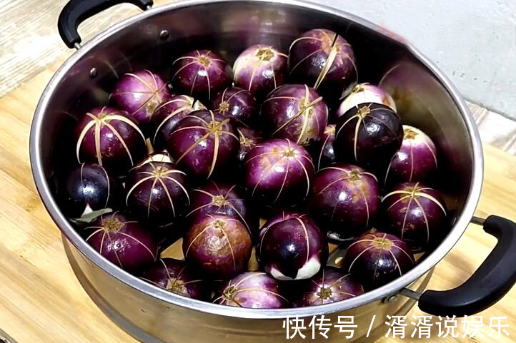 大妈|农村大妈在家腌茄子,酸甜可口,清香绵软,腌12斤能吃半年