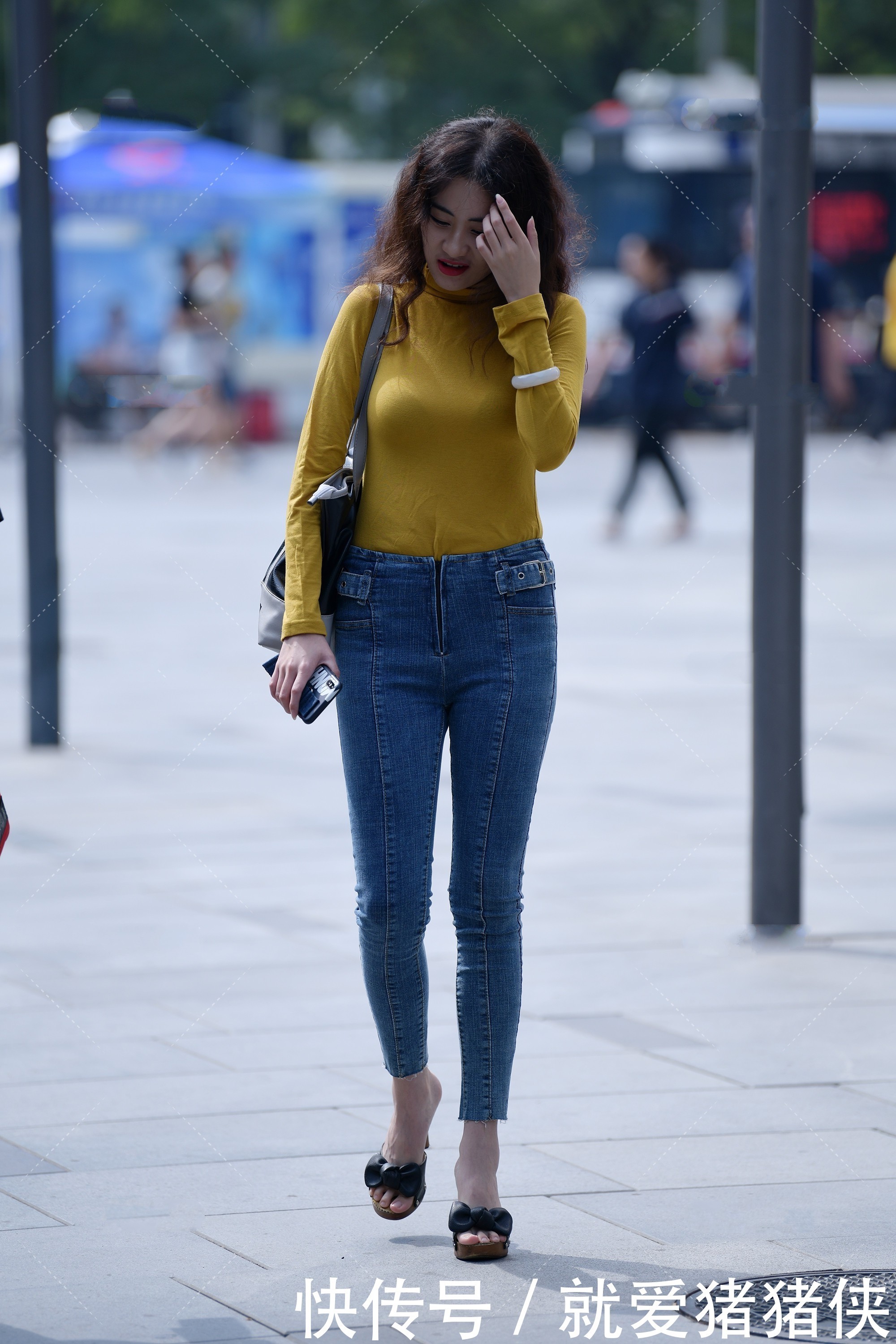 打底|高领打底衫,搭配蓝色裤子,简单的衣服搭配起来也很好看