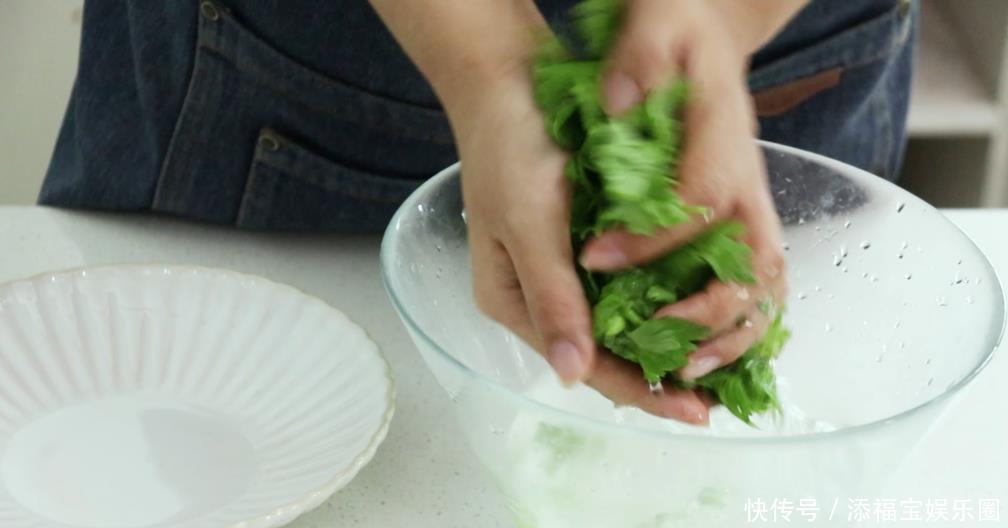 芹菜叶炒鸡蛋|眼睛疲劳多吃它，很多人都扔了，隔几天吃1次，眼睛明亮多了