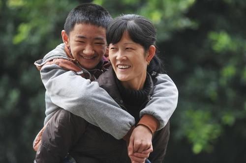 贫穷|“以后别穿成这样来接我了”,9岁女儿的话,刺痛了底层家庭的伤