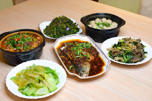 水煮肉片|周末表弟来家，晚饭3荤3素，家常搭配滋味最美，简单好吃不浪费