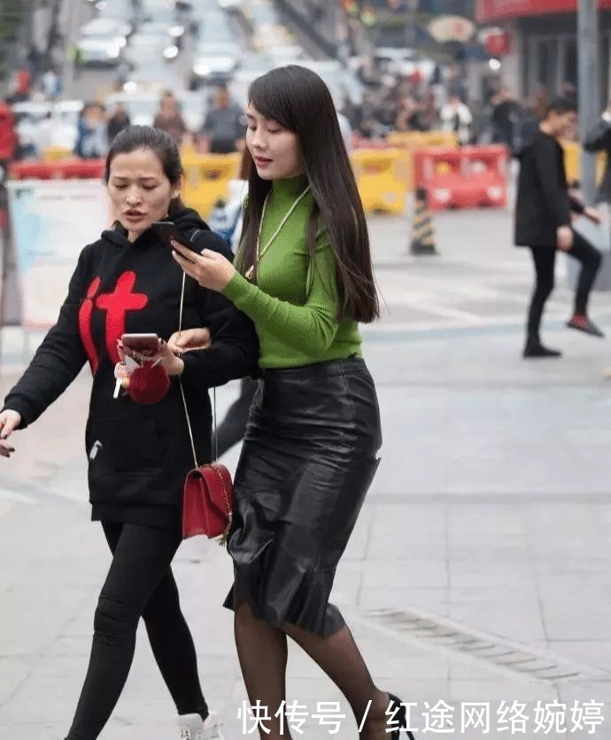 小姐姐|街拍:紧身裙丰腴小姐姐,回头率不要太高哦