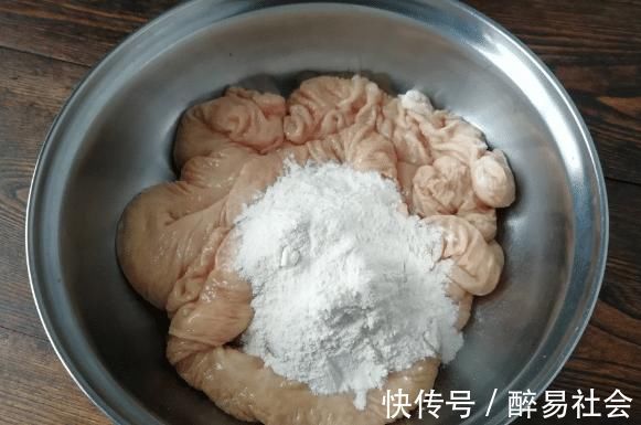 洗猪大肠,放“2样料”,不用食盐,清洗得更省力,干净无腥臭味