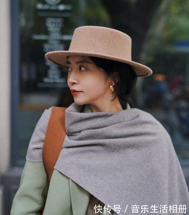 浅灰色 时尚博主的高级穿搭来了,淡绿色西装配浅灰色半身裙,简约又时尚!