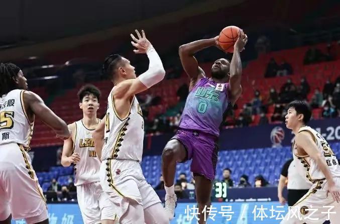 王博|山东男篮爆冷击败争冠球队,但徐长锁还是遭到质疑,被王博完爆