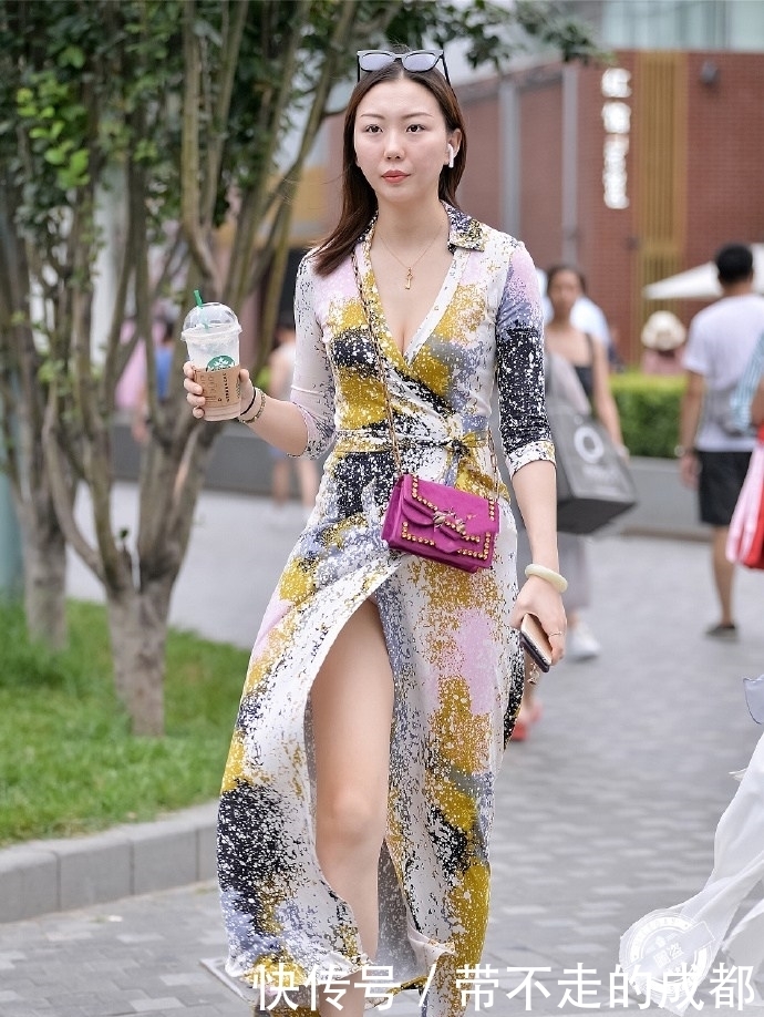 全开连衣裙,只系腰间,行走中带有美感!