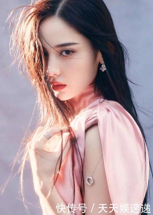 脸上这4处有“窝”的女人,天生就是“美人胚子”,看看你有没有