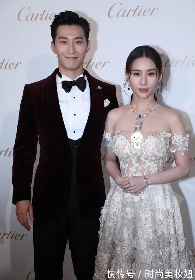 露肩|何超莲真是低调的“富家女”，穿背带裤走机场，气质不输大明星