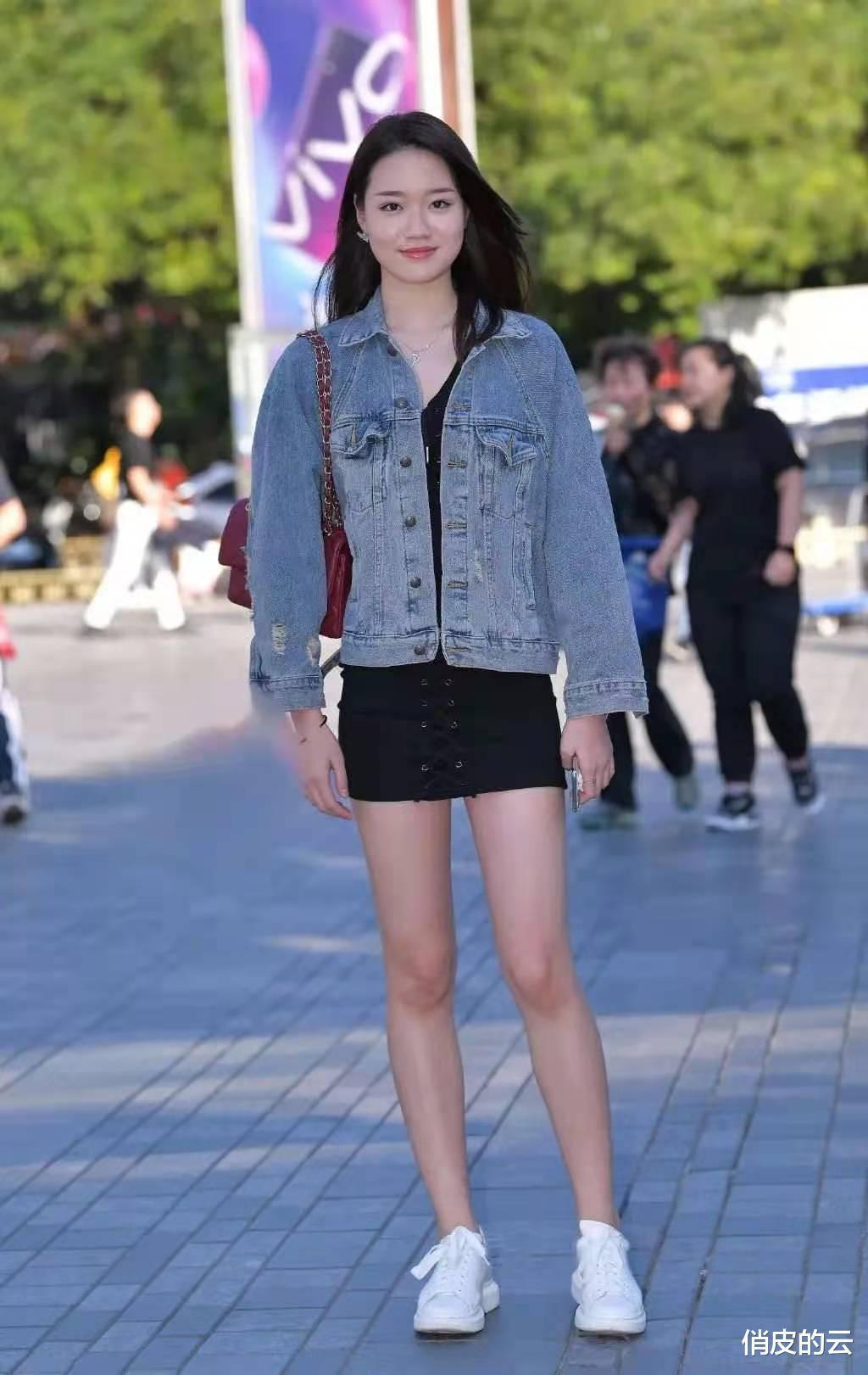 时尚|牛仔外套搭配黑色连衣裙,减龄又不失成熟魅力,个性十足