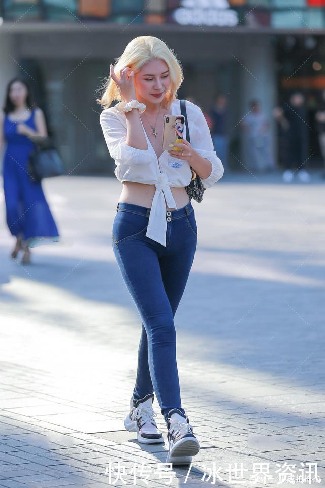 白色v领绑带上衣，搭配深蓝色裤子，显高级感