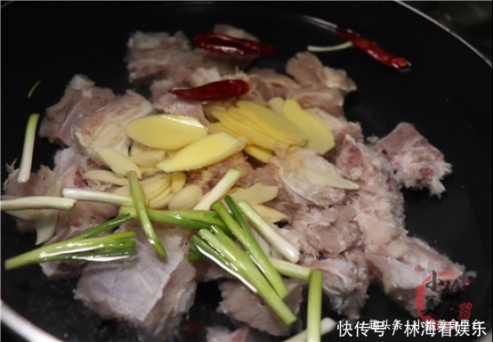 浮沫|排骨焯水后为啥又柴又腥看完大厨操作才明白，原来一直用错水