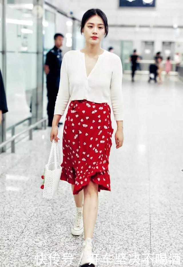 “奶奶衫+连衣裙”才是今秋最佳打开方式!不仅减龄,还特显气质