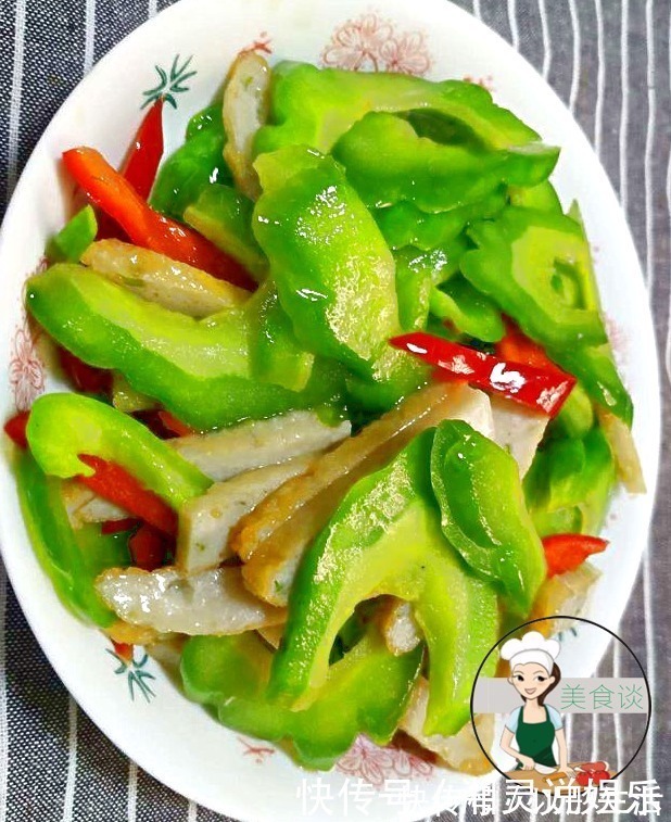 红辣椒|炒苦瓜时别直接下锅,多做一个步骤,苦瓜更脆还不苦,热天吃最香