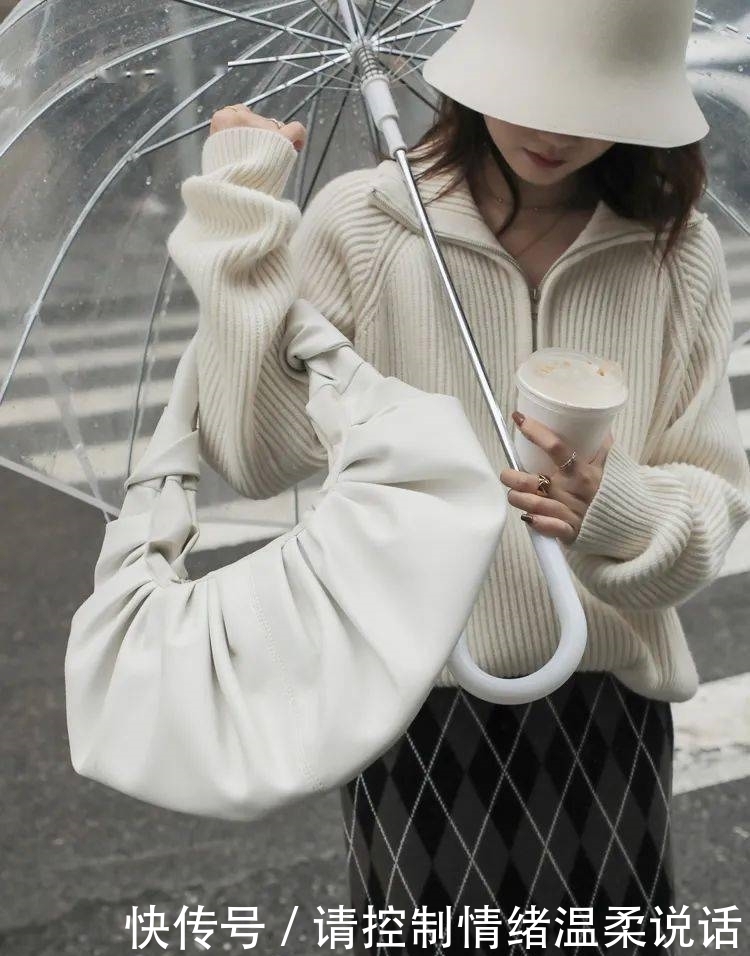 2021年第一套绝美气质穿搭:丝绒裙+毛衣!!!