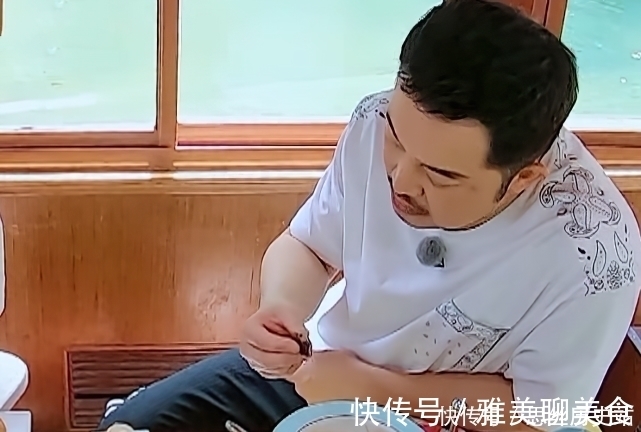 苗苗在游艇上吃饭,桌上的“小红盒”抢镜,暴露郑恺在奔跑吧地位