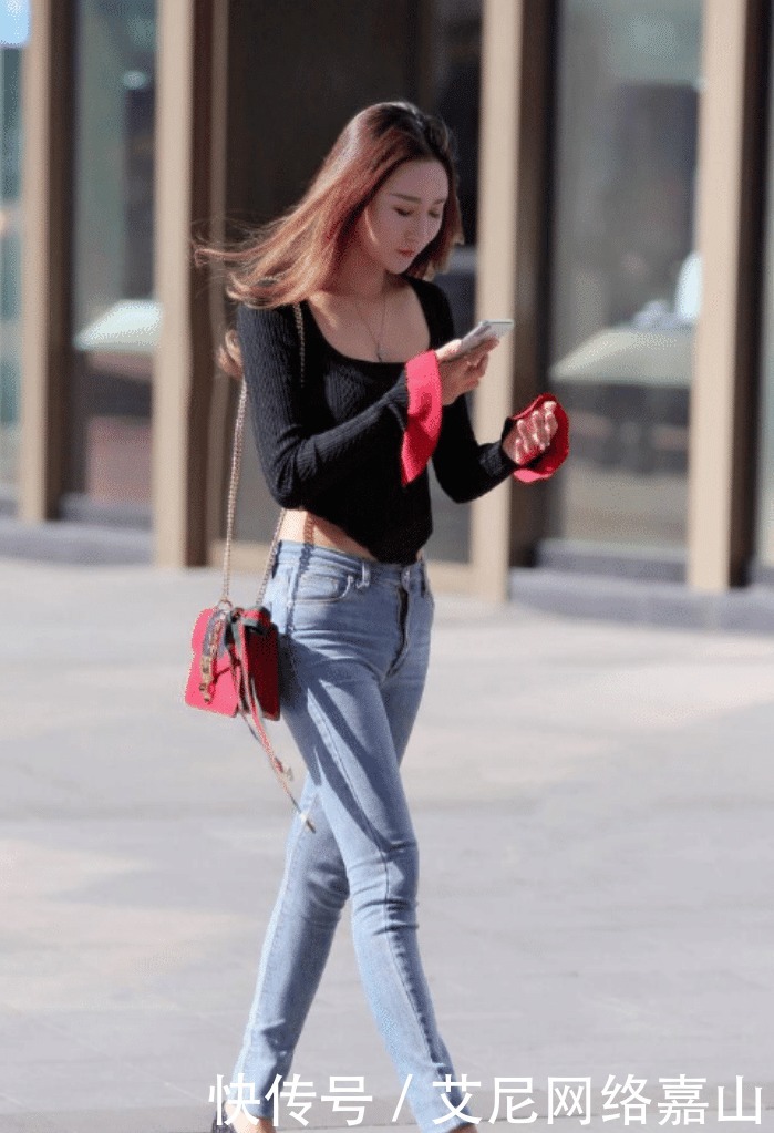 高冷美女,牛仔裤秀出大长腿,气场十足!