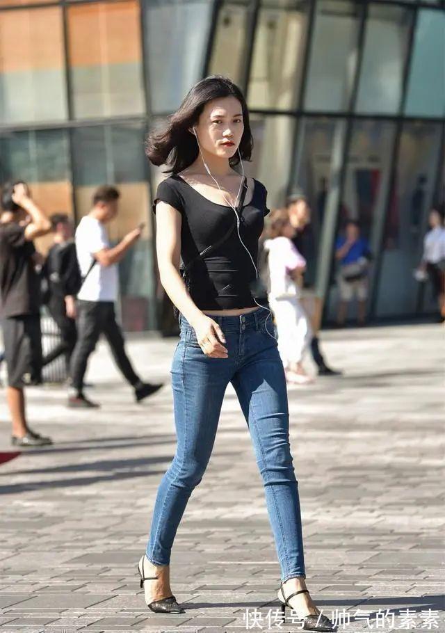 卡其色 时尚牛仔打底裤搭配甜美上衣,修身加细腿,打造比较复古风格