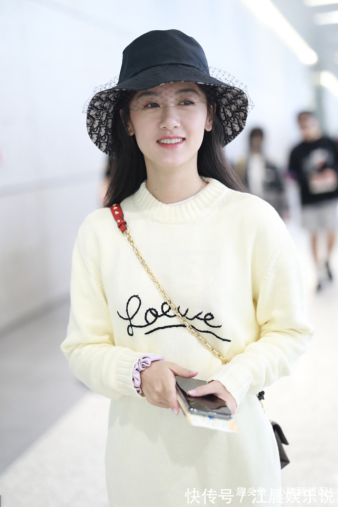 紧身裤|袁冰妍减龄穿搭,黄色针织毛衣搭配黑色小短裙,“漫画腿”实力抢