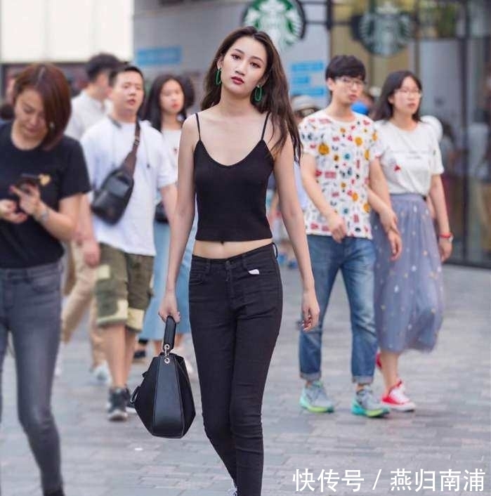 牛仔裤|女神街拍:白色T恤搭配牛仔裤的小少妇,回头率真的好高