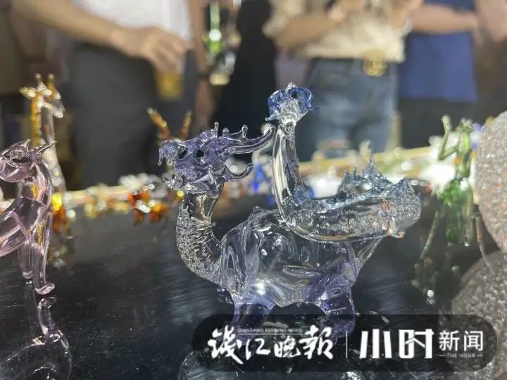 美院|夜市里，戴墨镜的小伙“妙手生花”，还每天“撒狗粮”