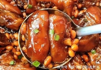 炖猪蹄时不要只焯水,多加一个步骤,炖好的猪蹄香气扑鼻,无腥味