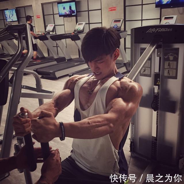 卷腹|中国“臀神”宋昱欣,老公也是健身达人,“倒三角”身材如何练