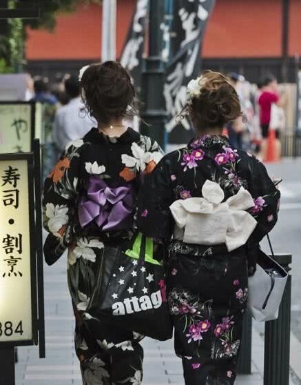 日本姑娘和服,为何后面有小枕头?看完以后你就明白了
