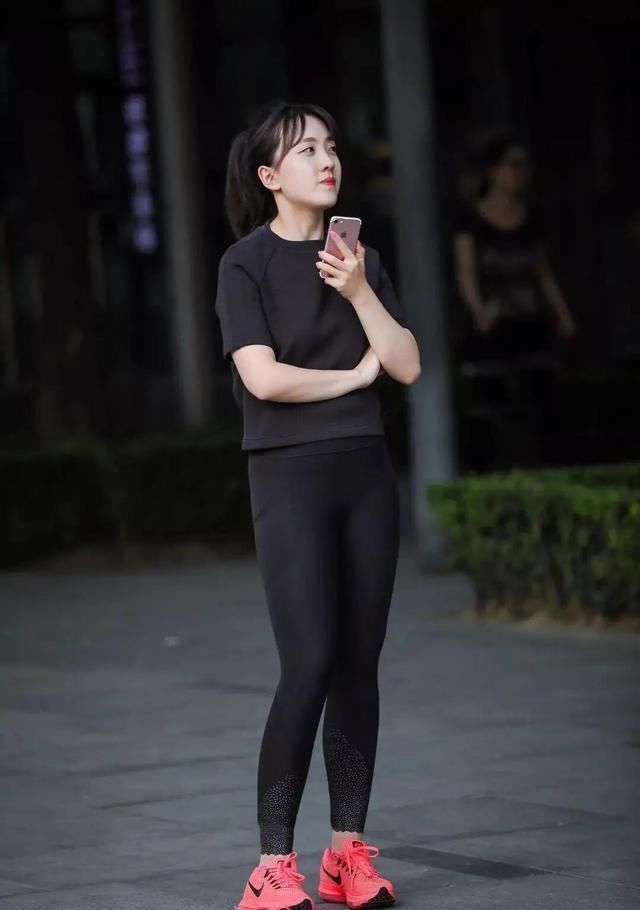 缺少裙子的“辅助”,反而打底裤更吃香了,备受中年女士的青睐