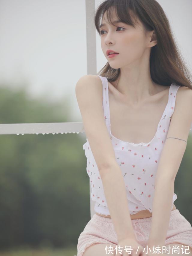 碎花 白色碎花吊带背心搭配短裤,美女清新自然,又透出成熟的韵味