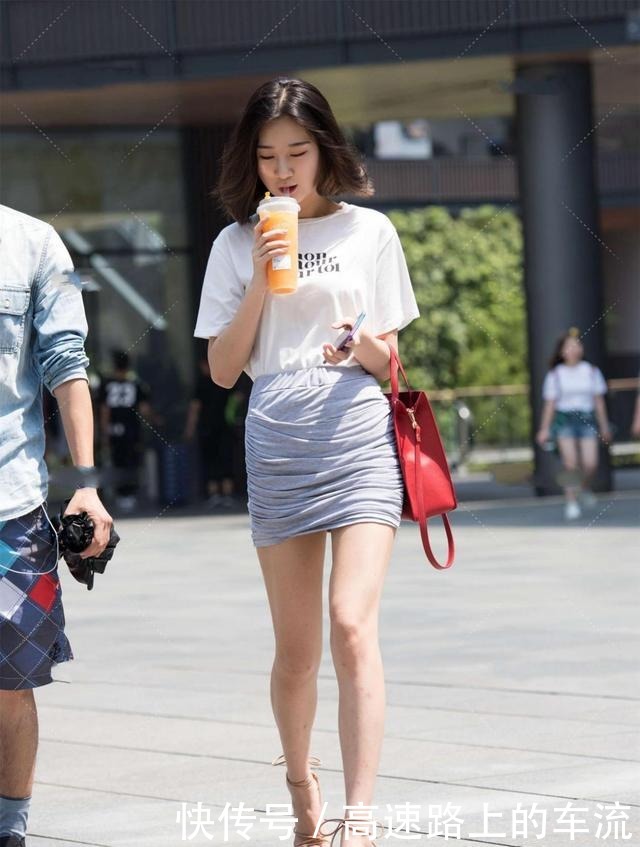 褶皱裙|白色休闲T恤,搭配灰色褶皱裙子,减龄又时尚,青春感十足