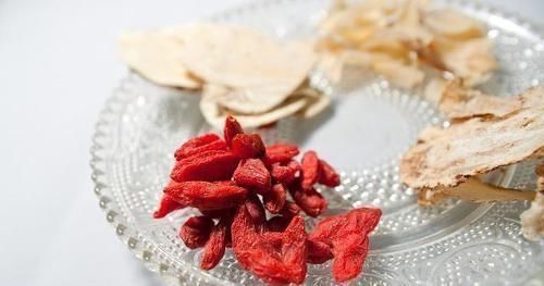 气血|黄芪与3“物”泡水,滋补气血,活血通瘀,可以使女人拥有好气色