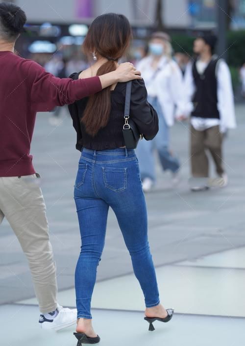  舒适|方领长袖搭配牛仔裤，穿起来舒适又随意，休闲百搭