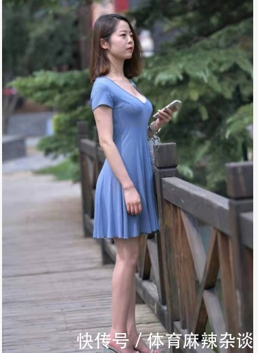 连衣|蓝色连衣短裙搭配透明拖鞋,知性优雅,简洁大方