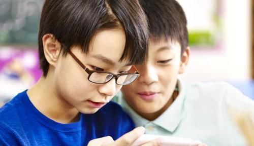 孩子|孩子拿手机玩小游戏，电子产品是洪水猛兽，还是益智工具？