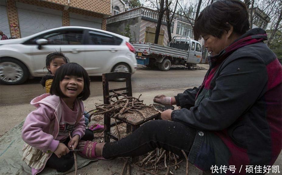 佳佳|为什么奶奶越来越遭嫌弃，姥姥却成为带娃主力军？原因其实很现实