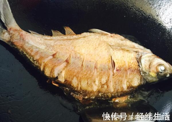 豆瓣酱|鱼刺卡嗓子时,不要再喝醋了,教你个小妙招,鱼刺自己就会跑出来