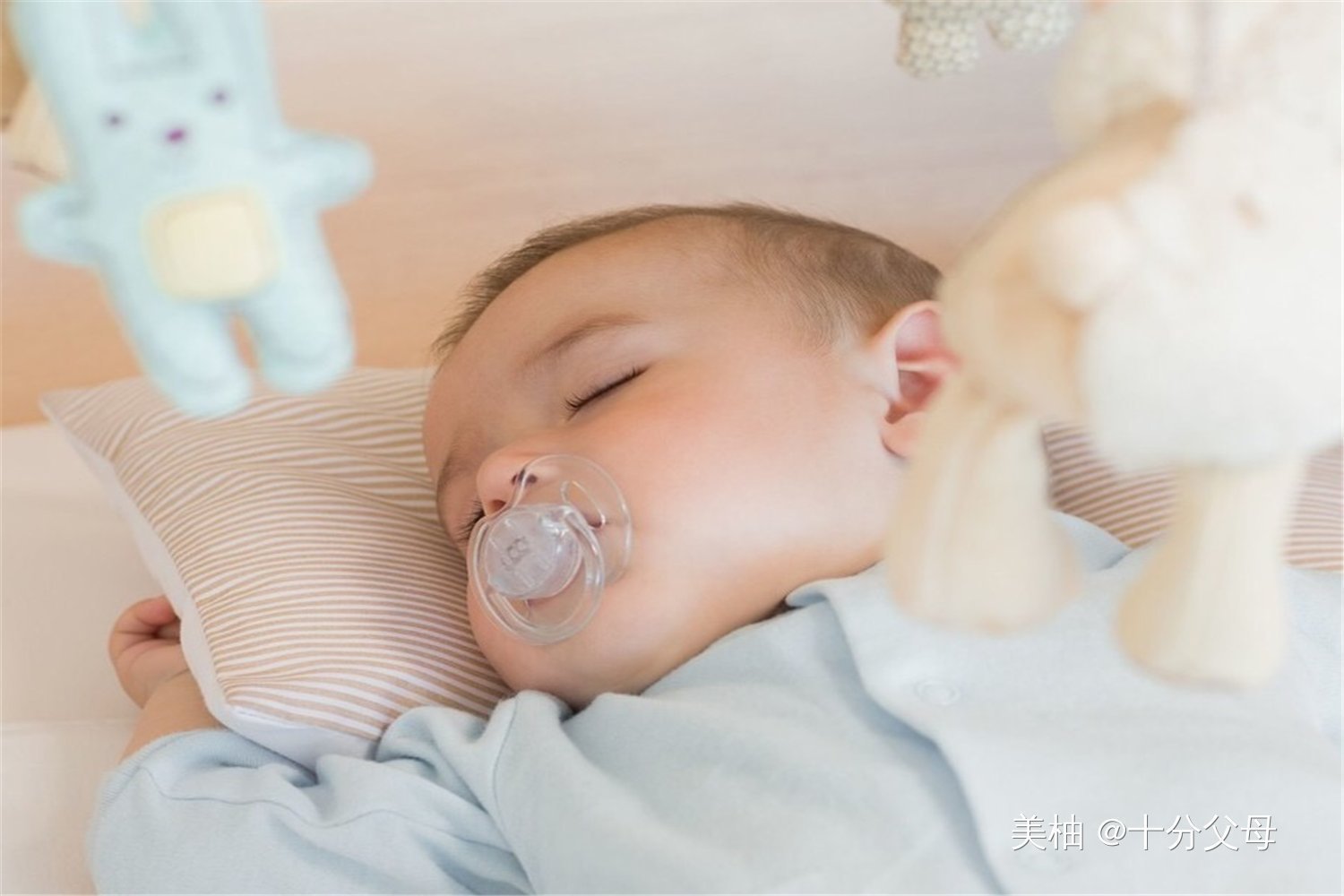 长时间|长时间保持这3种睡姿,宝宝头骨易变形,别等到头型定了再后悔