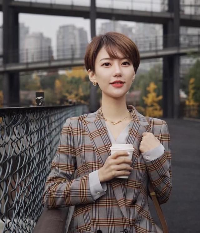 四五十岁的女人，留短不留长，试下面的造型显气质又好看