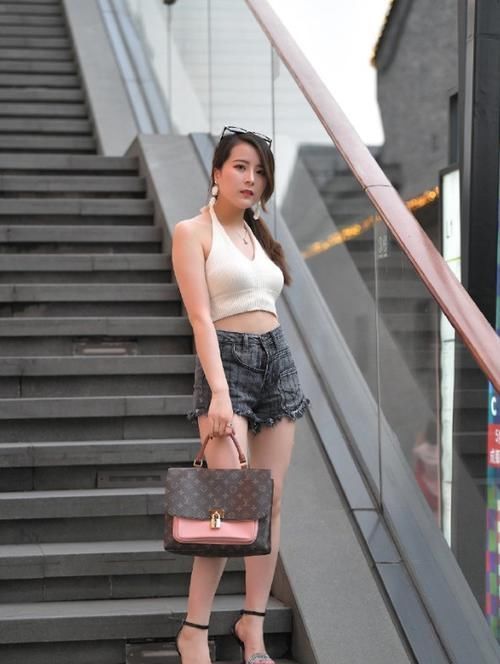 丰腴女神此起彼伏真美丽，时尚服装展现其活力美