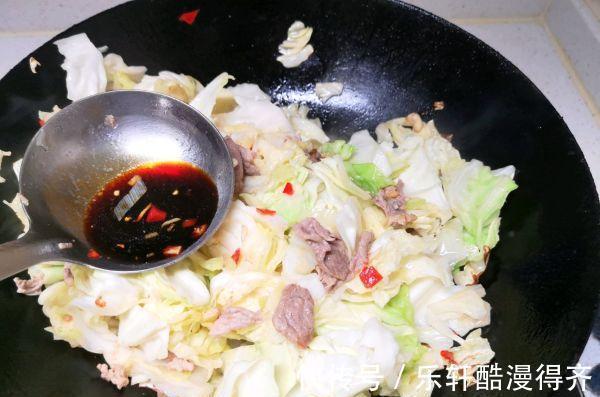 没胃口，教你一道超级下饭的菜，剁椒圆白菜，清爽开胃，能吃两碗