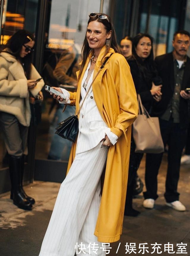 高领|叠穿别再“白衬衫+高领衫”,太土!试试这些新穿法,时髦又保暖