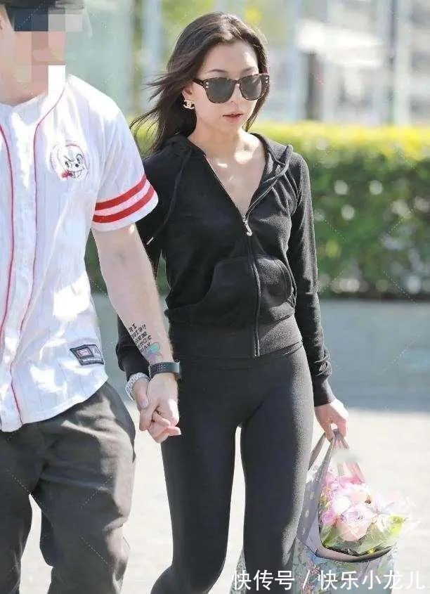 西装 黑色长袖上衣搭配黑色打底裤,复古又优雅,提高整体look的气质