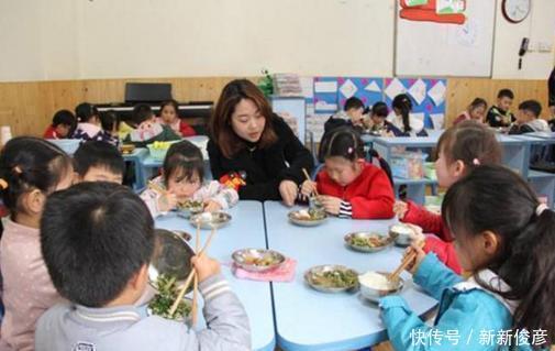 零食|''老师说，吃饭慢就去厕所吃''，宝妈无脏话回怼老师，句句扎心