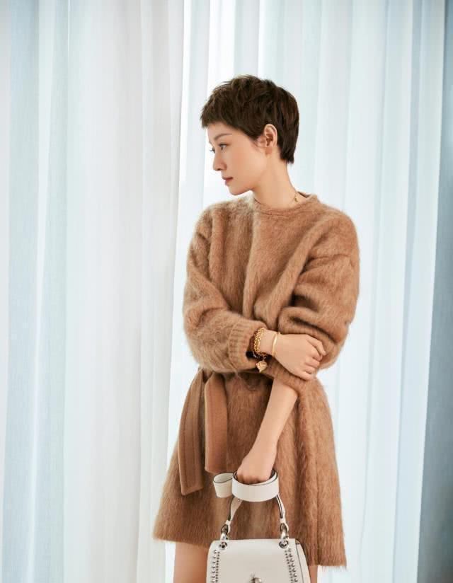 优雅|40岁左右的女人别毛衣配裤子,学马伊琍毛衣“新搭配”,很高级